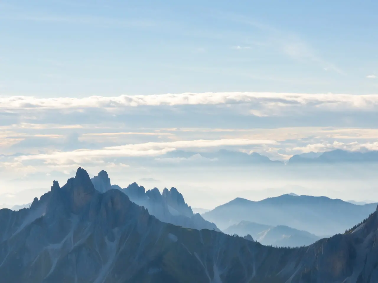 Crêtes brumeuses en moyenne montagne, paysage de Savoie.