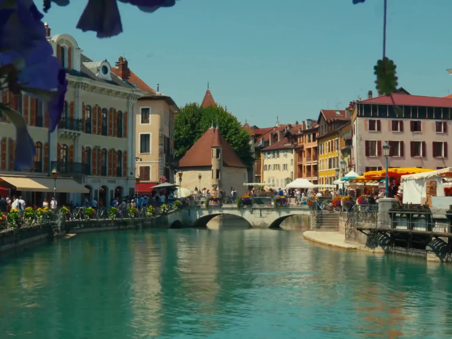 Le Palais de l’Isle et son pont de pierre sur le canal du Thiou, façades de la vieille ville.