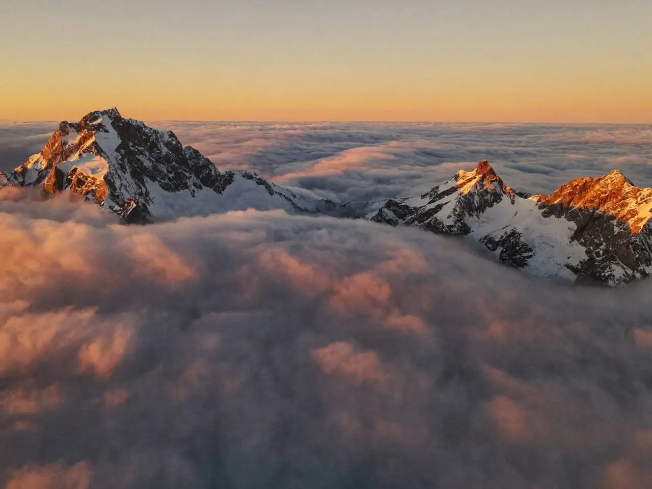 Mer de nuages sous des sommets de moyenne montagne, paysage de Savoie.