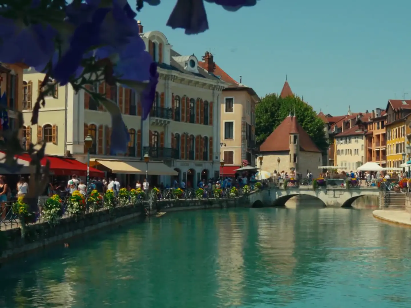 Terrasses et canal du Thiou dans la vieille ville d’Annecy, à deux pas de la rue Sainte-Claire.