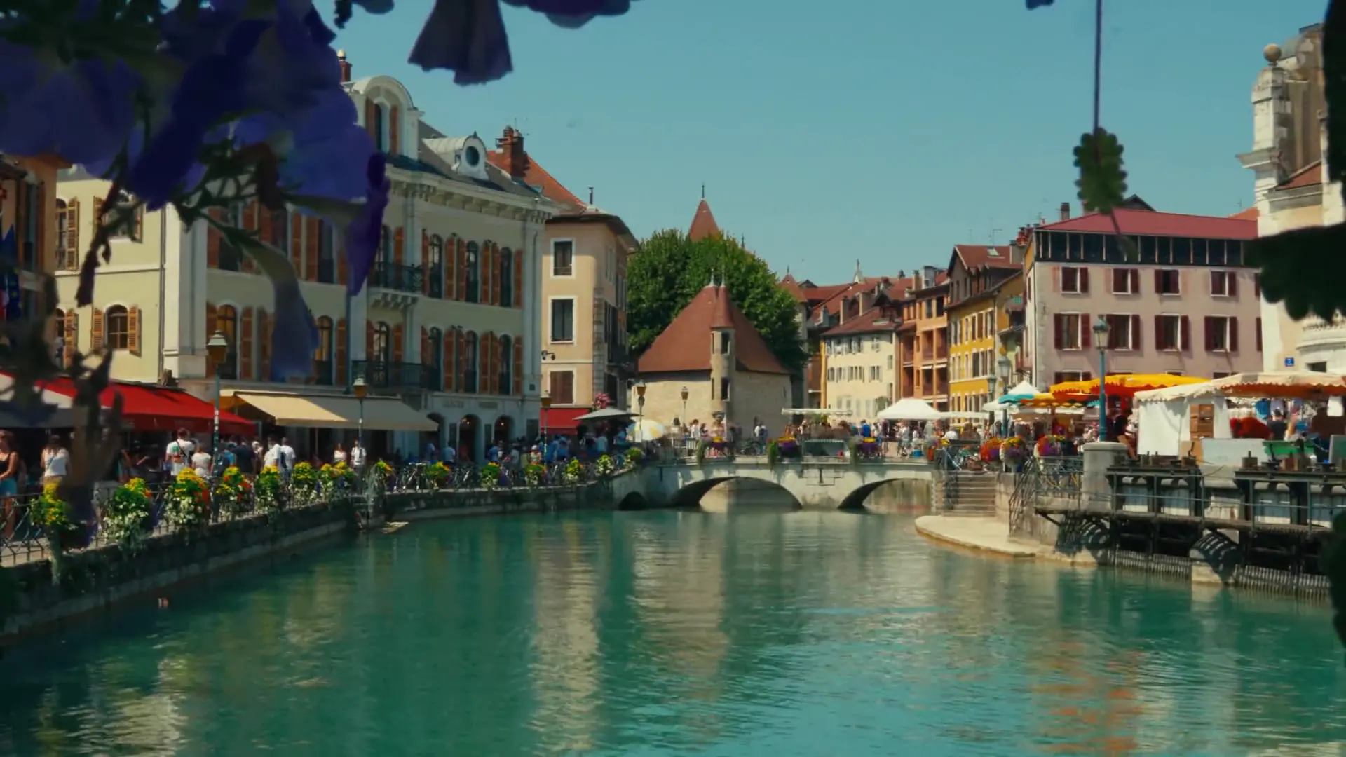 Les toits de la vieille ville d’Annecy et le Palais de l’Isle alignés le long du canal du Thiou, un jour d’été.